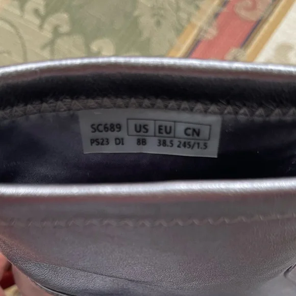 STUART WEITZMAN Metallic Block Heel Sock Booties. Size 8
N1-10 - Picture 6 of 8